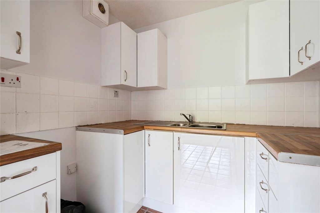 Property photo 3 of 10 Kitchen