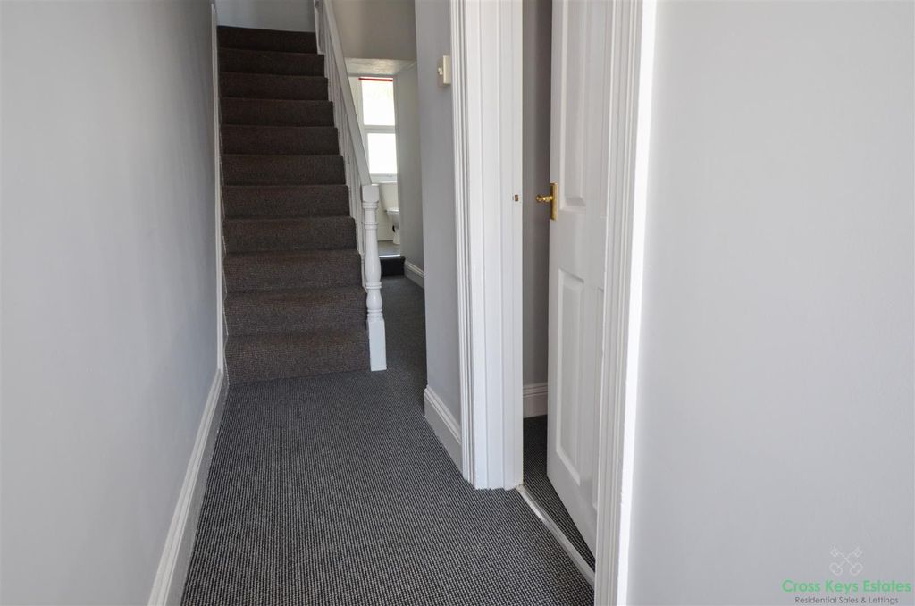 Property photo 3 of 18 Entrance Hall