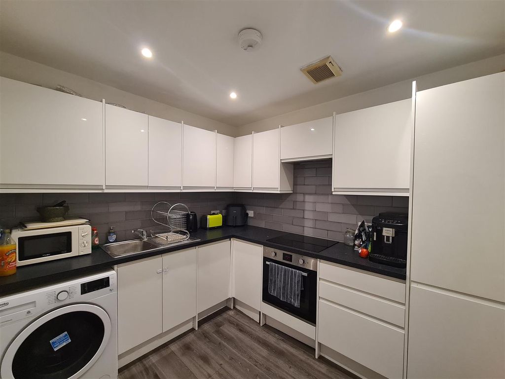 Property photo 2 of 6 Eden Harper Brixton Hill