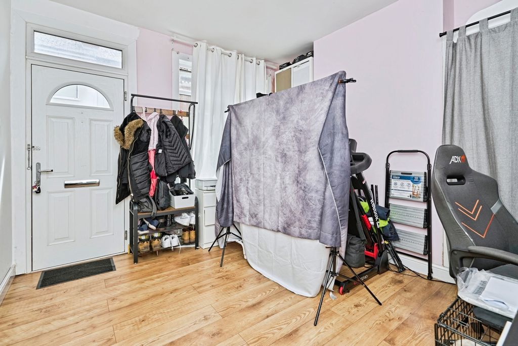 Property photo 2 of 11 Pbox-Img.Jpg