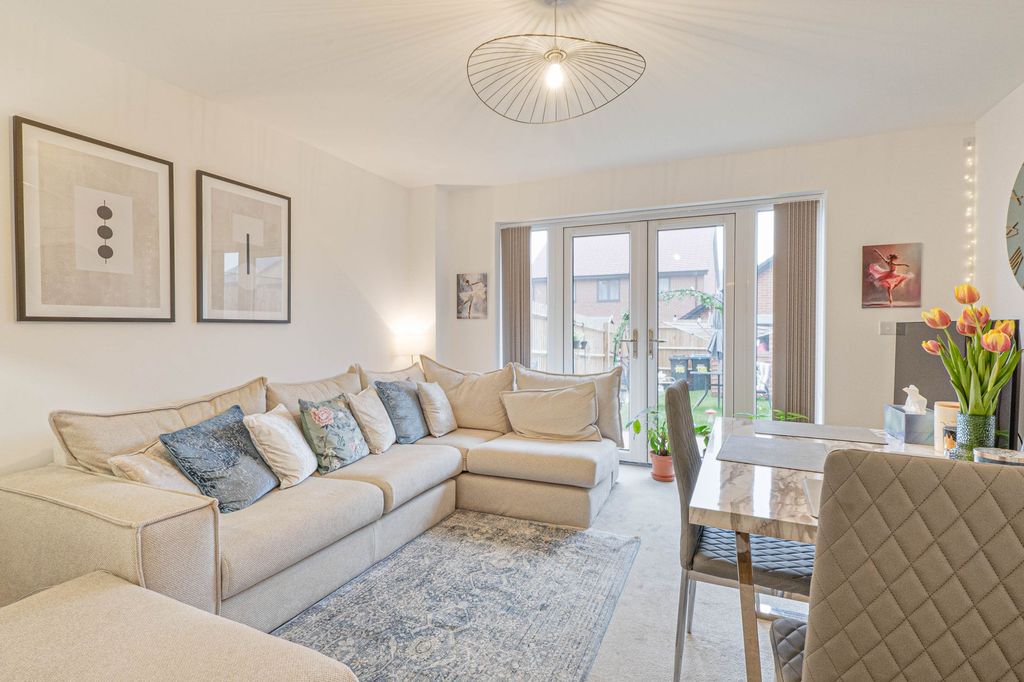 Property photo 2 of 20