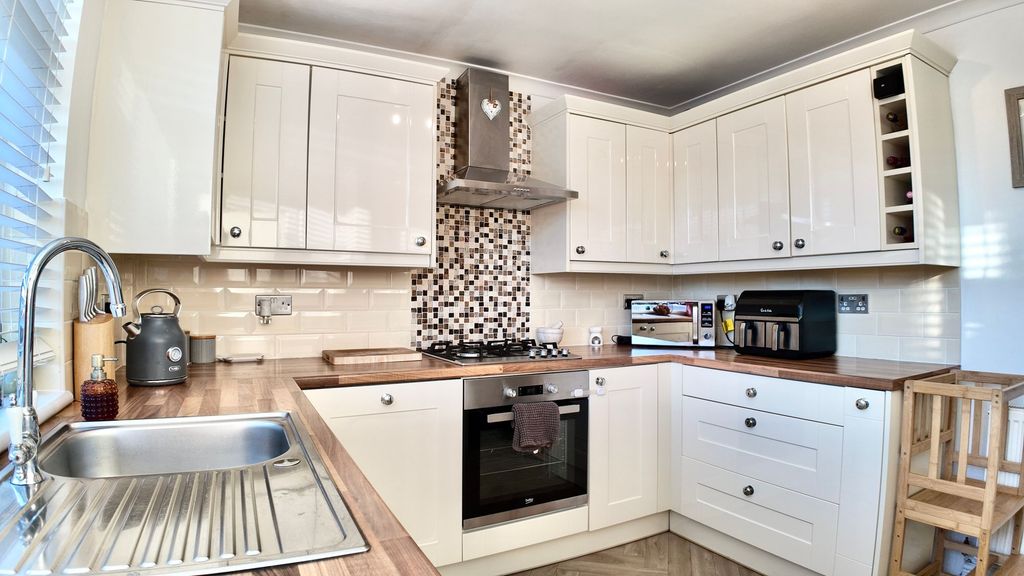 Property photo 3 of 31