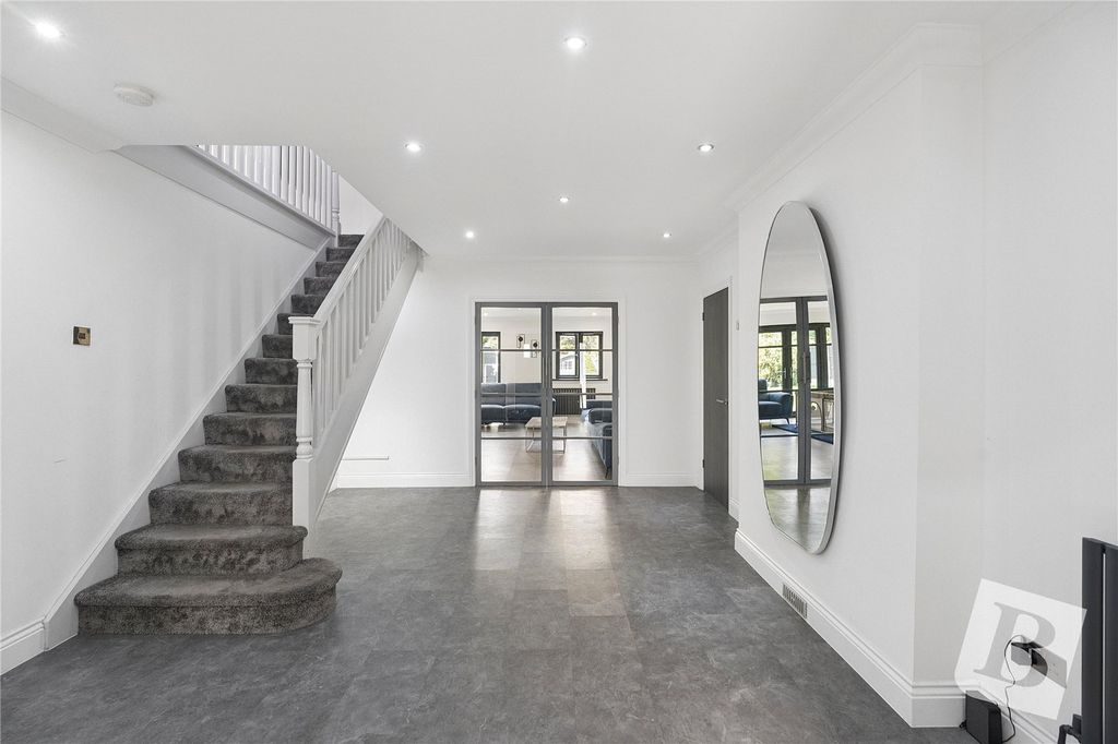 Property photo 2 of 37 Entrance Hall