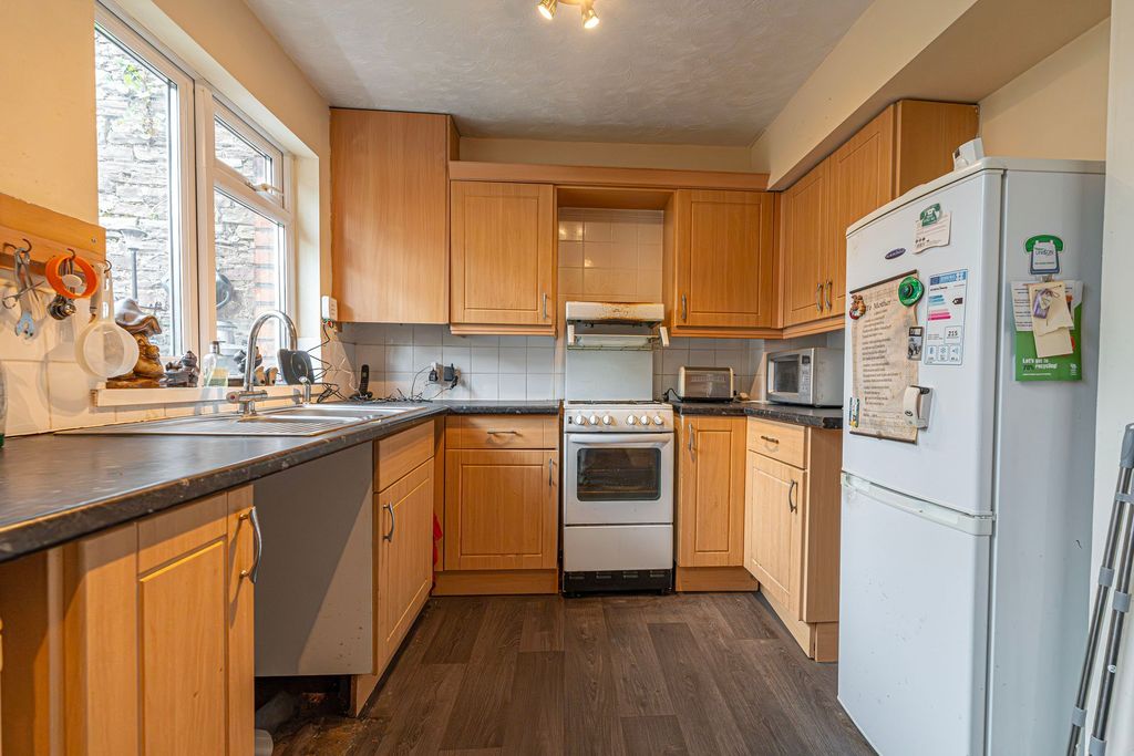 Property photo 2 of 25