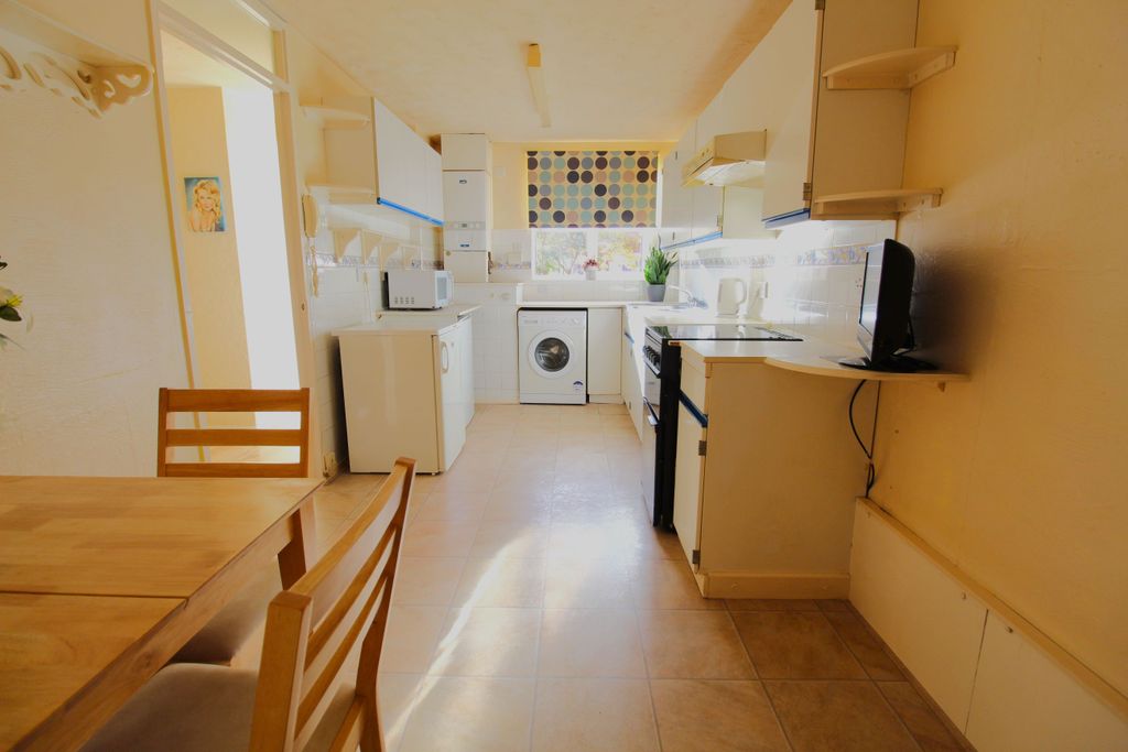 Property photo 2 of 12 Kitchen