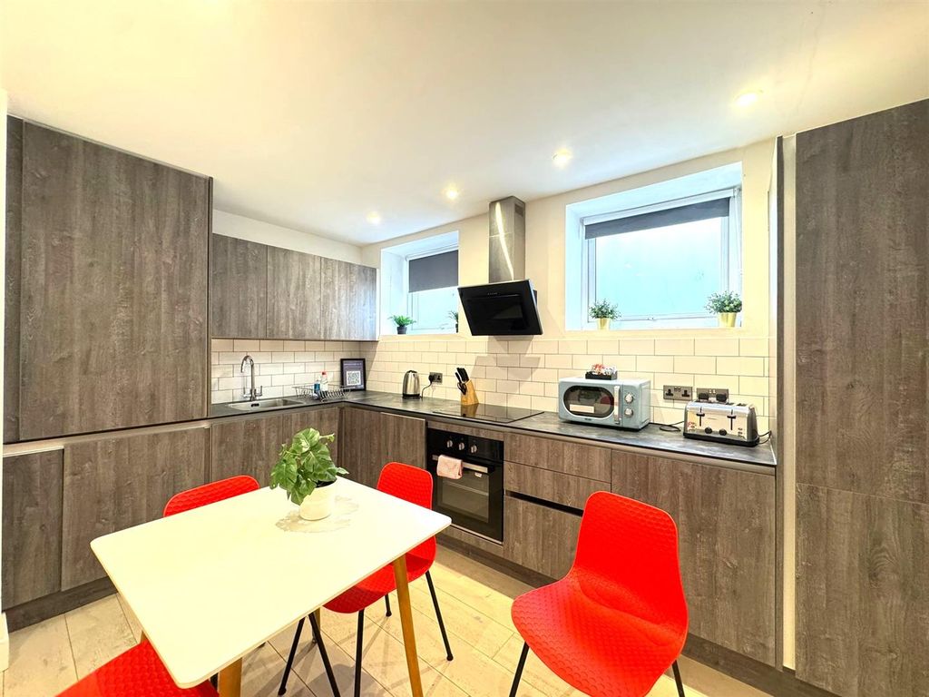 Property photo 1 of 7 Kitchen.Jpg