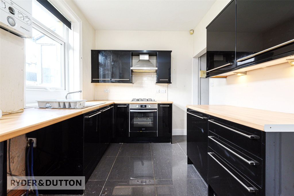 Property photo 3 of 17 Kitchen