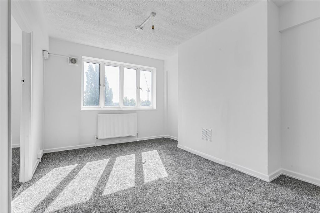 Property photo 3 of 11 Tuckerman_Residential-89_Coleman_Court-6.Jpg