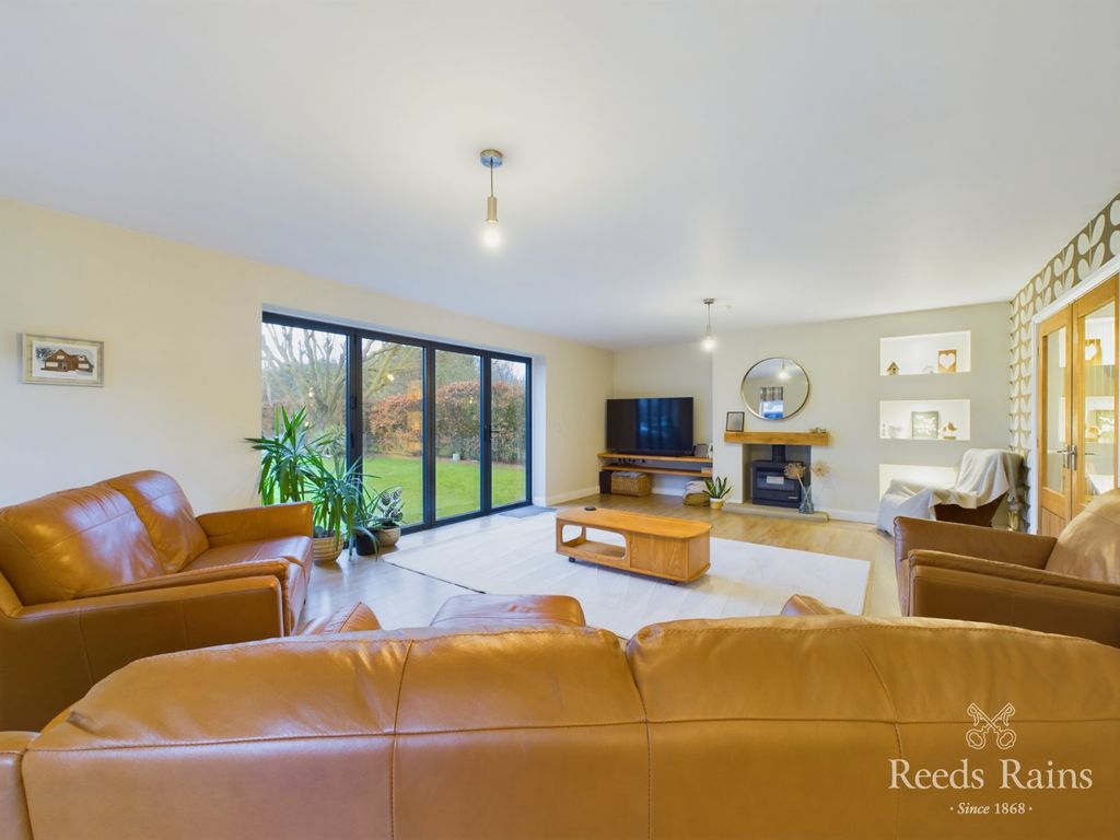 Property photo 2 of 42 Sitting Room