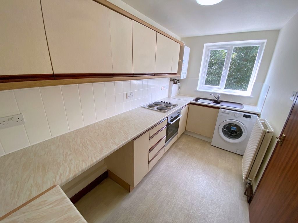 Property photo 3 of 11 Kitchen