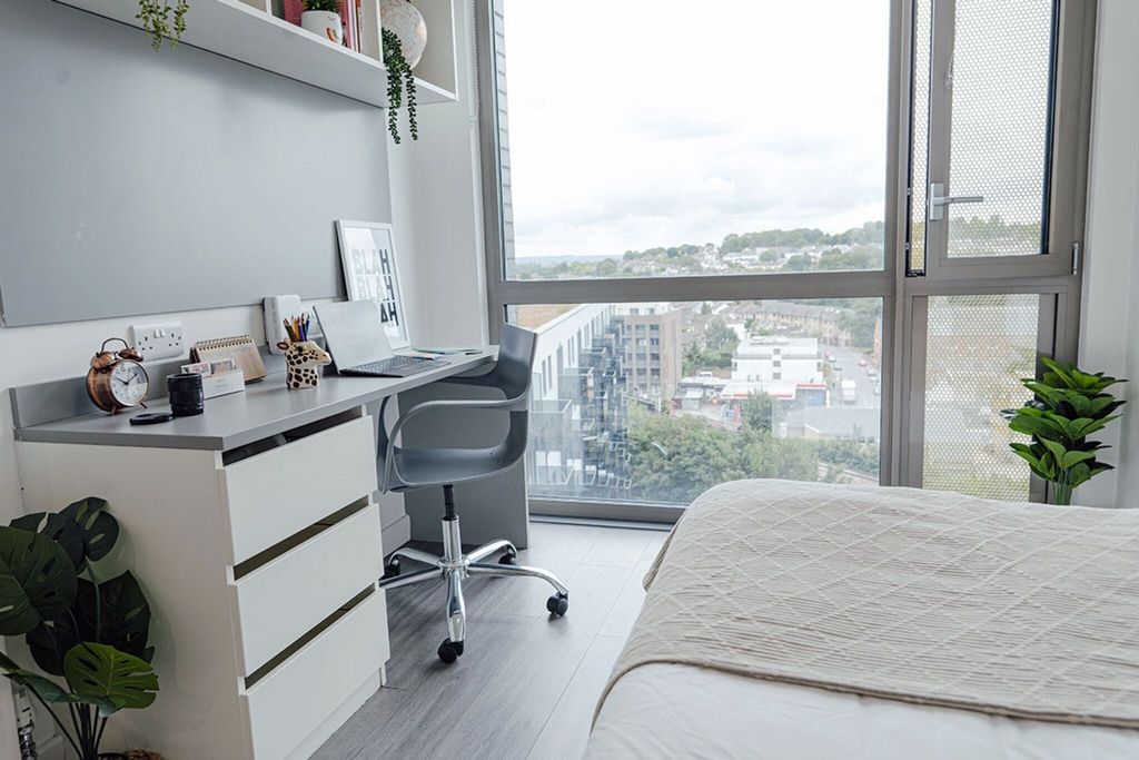 Property photo 1 of 10 Bedroom