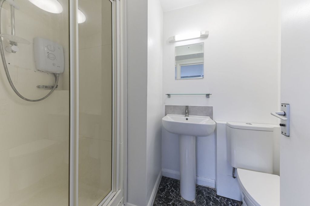 Property photo 2 of 10 Bathroom