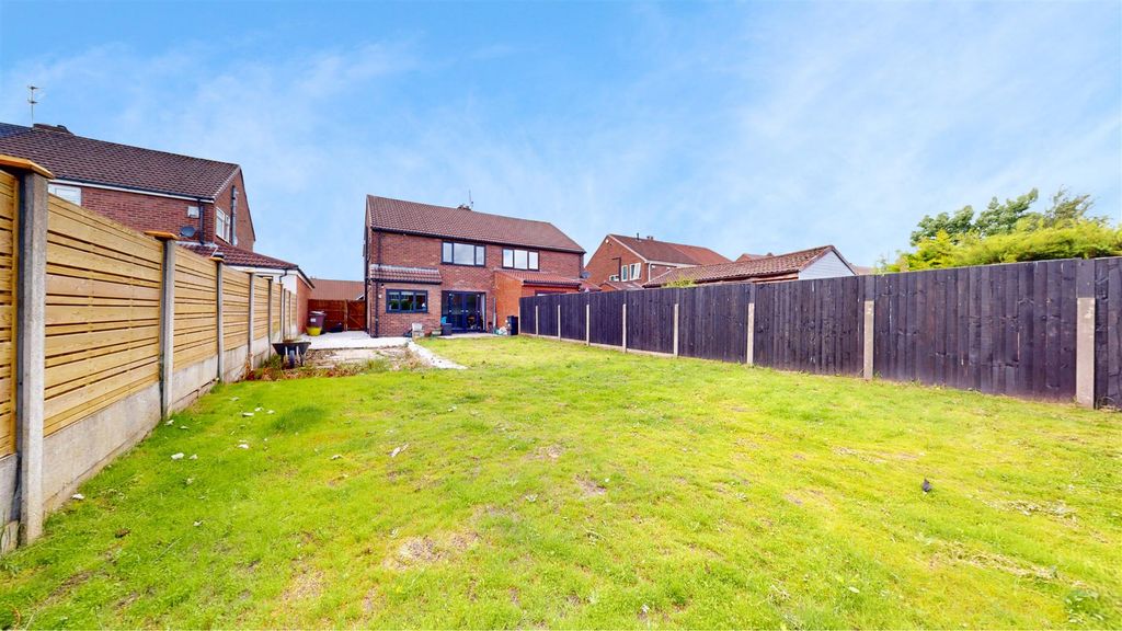 Property photo 2 of 26 Broadway Rear Garden