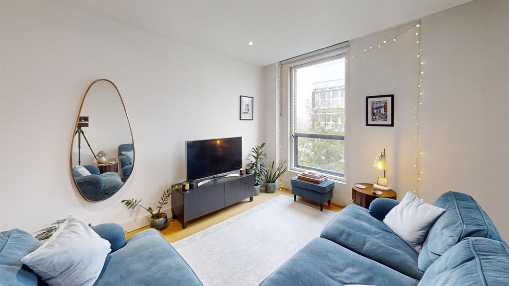 Property photo 2 of 15 121-Upper-Richmond-Road-6th-Living-Room.Jpg