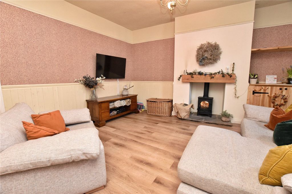 Property photo 2 of 16 Lounge