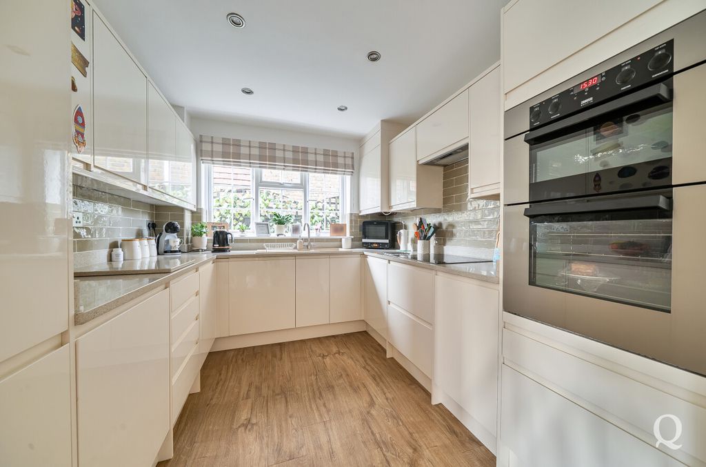 Property photo 2 of 33 556B943E-5B75-4Fb...