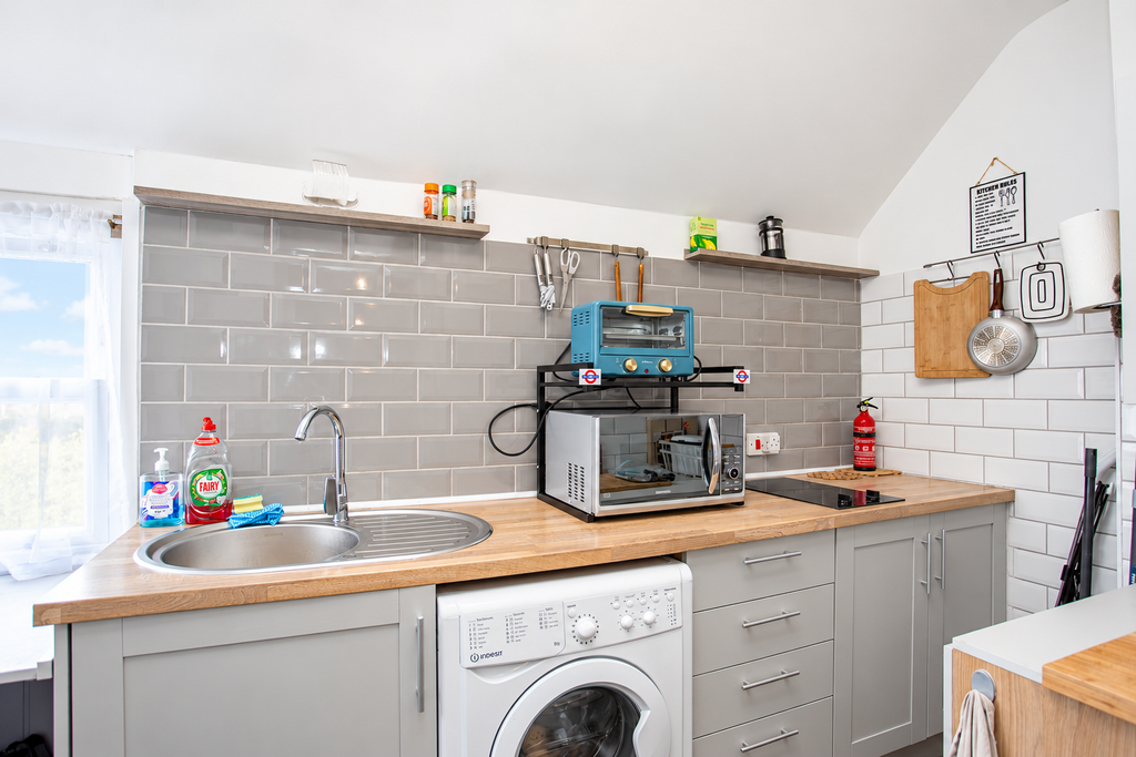 Property photo 3 of 7 005
