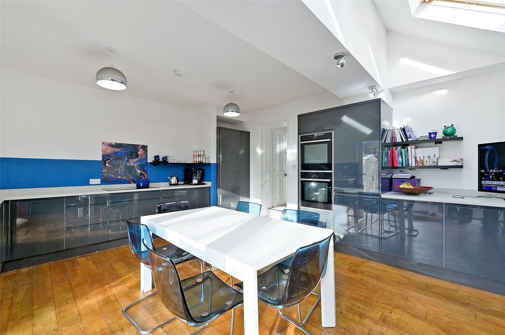 Property photo 3 of 15 Kitchen/Breakfast