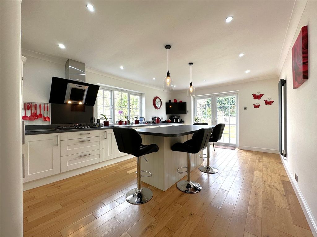 Property photo 2 of 28 Stylish Dining Kitchen 242