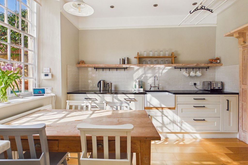 Property photo 2 of 27