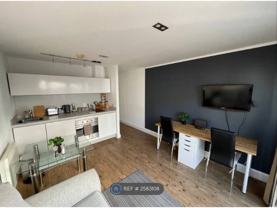 Property photo 1 of 11 City Centre Flat W/ Dual Workspace