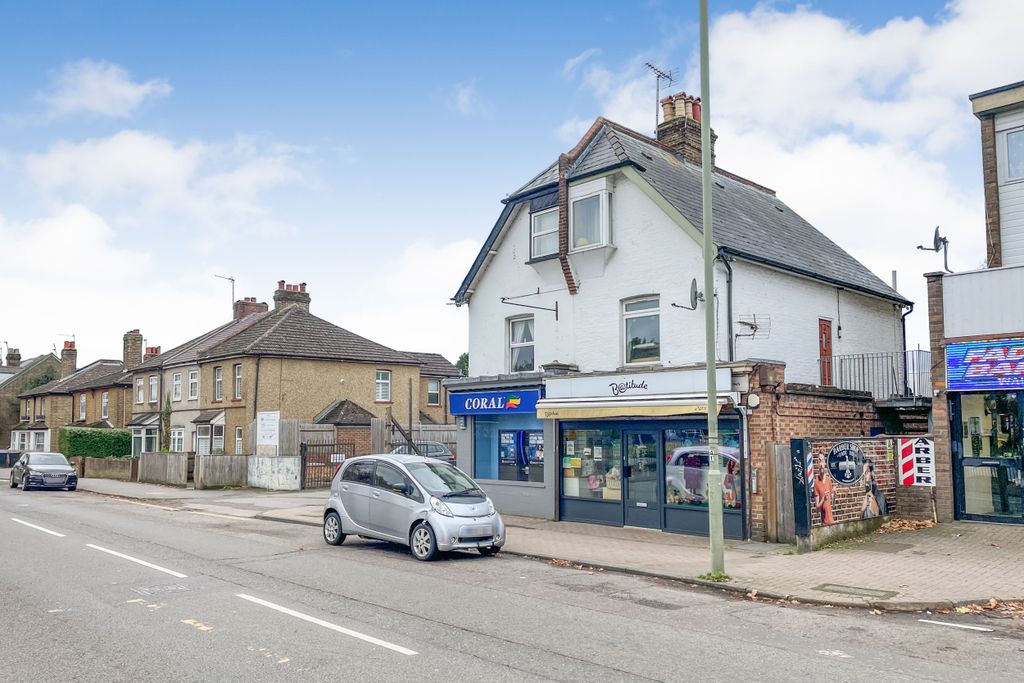 Property photo 2 of 3 203 Kingston Road, Leatherhead, Surrey Kt22 7Bp