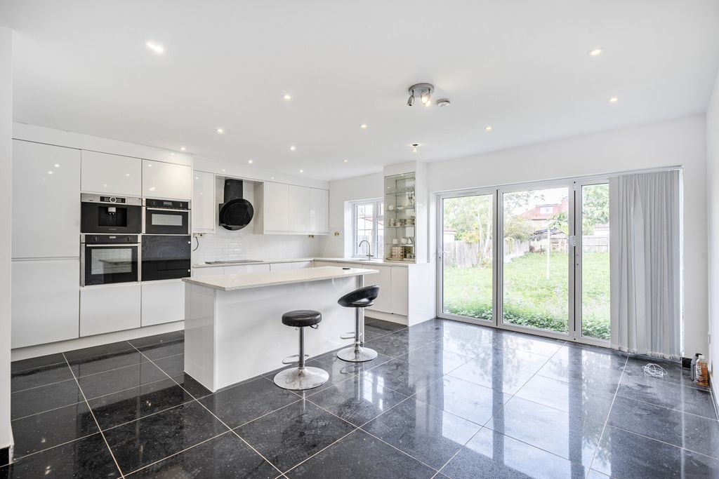 Property photo 2 of 18 1509776-14-6A86d6...