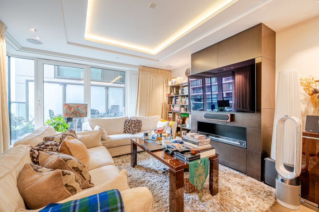 Property photo 3 of 14 Lounge