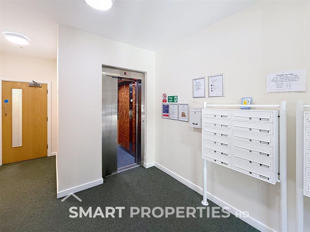 Property photo 2 of 14 Main Enterance / Lift
