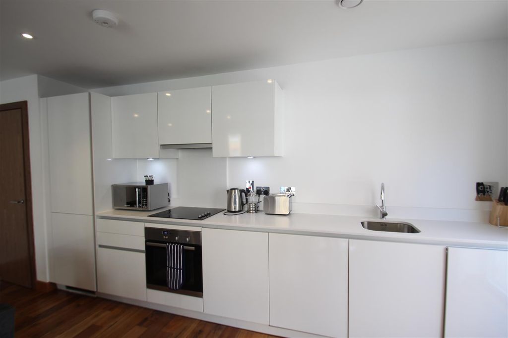 Property photo 3 of 10 Kitchen