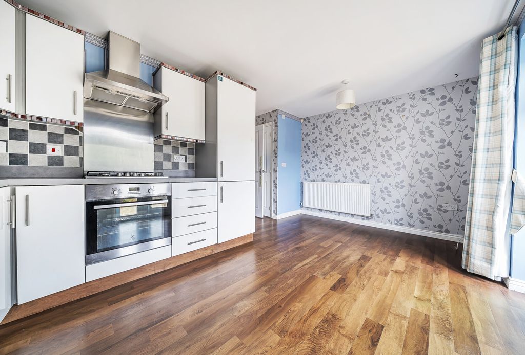 Property photo 3 of 13 1354623-15-68Cad0...