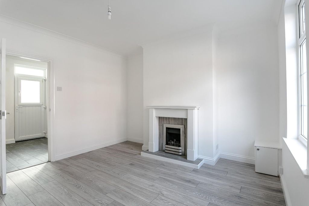 Property photo 3 of 12 2 Regent Mount-4305.Jpg