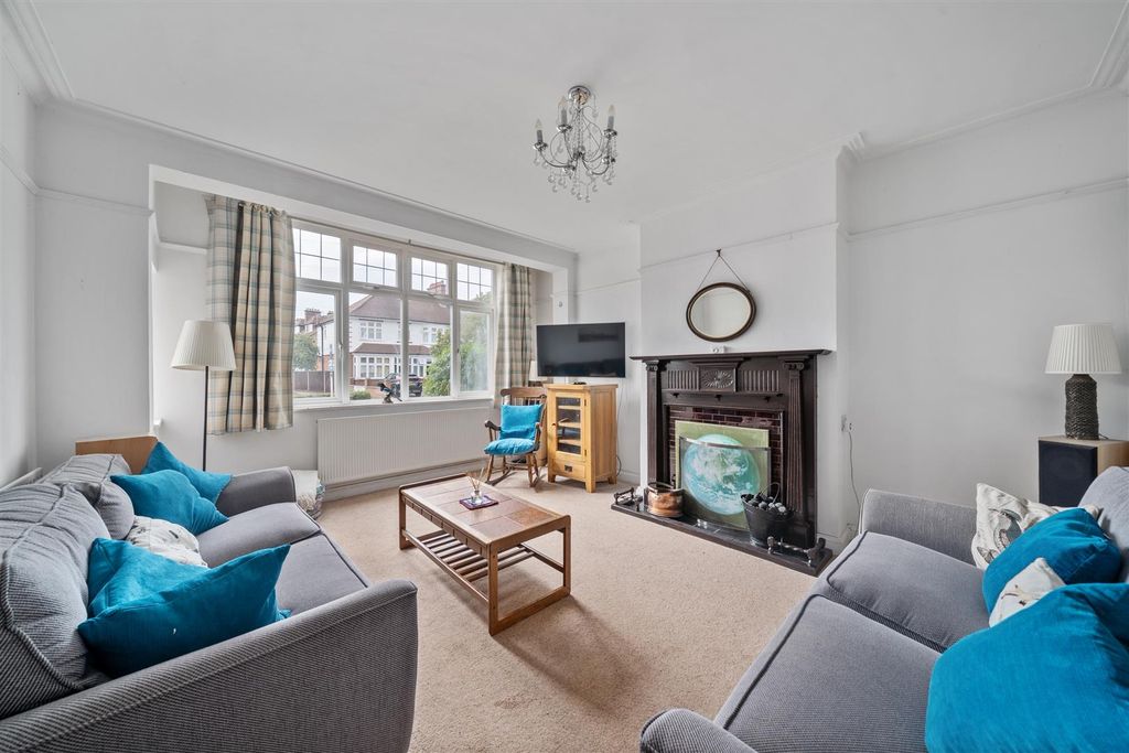 Property photo 2 of 16 Sandbourne Avenue