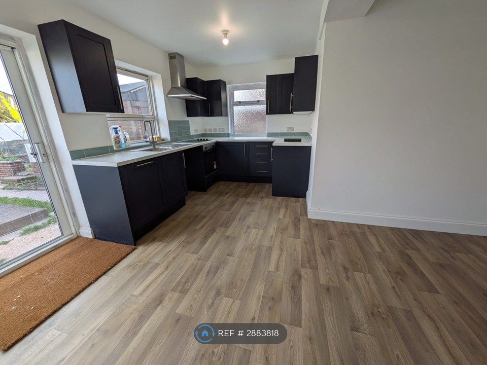 Property photo 2 of 11 Kitchen