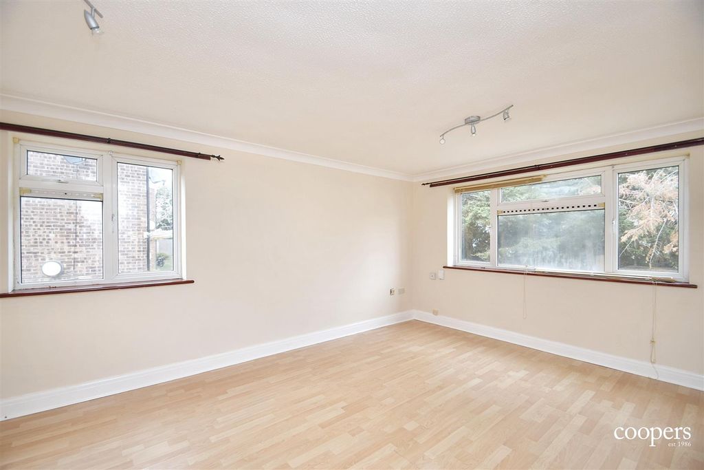 Property photo 1 of 11 Living Room