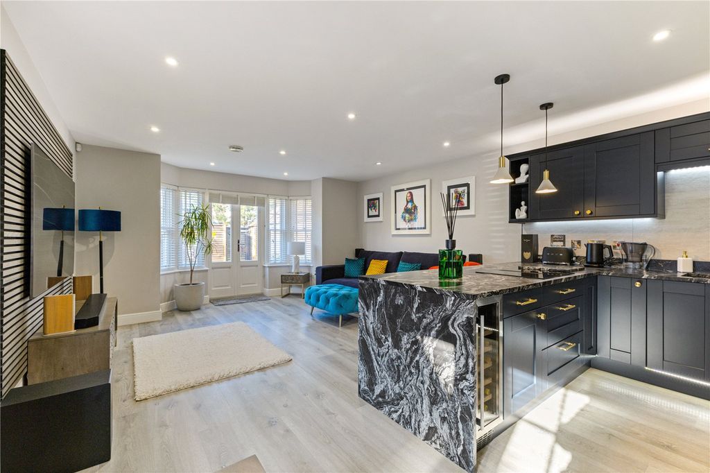 Property photo 1 of 14 Living Room/Kitchen