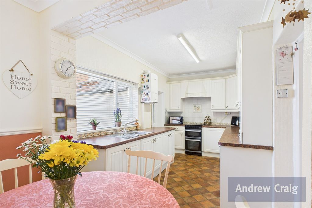 Property photo 2 of 23 Kitchen Breakfast Room