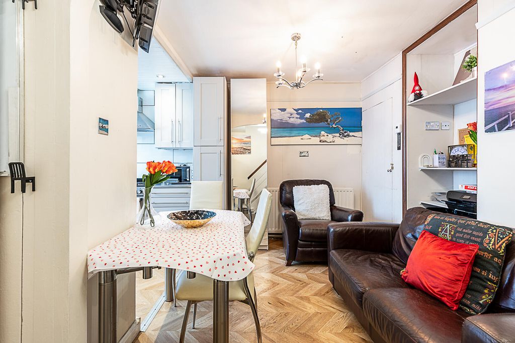 Property photo 3 of 19 Dane - 315 Danebury Avenue, Sw15 4DL-2.Jpg