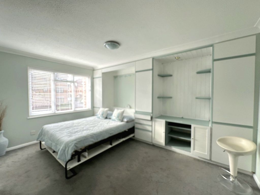 Property photo 3 of 6 Studio