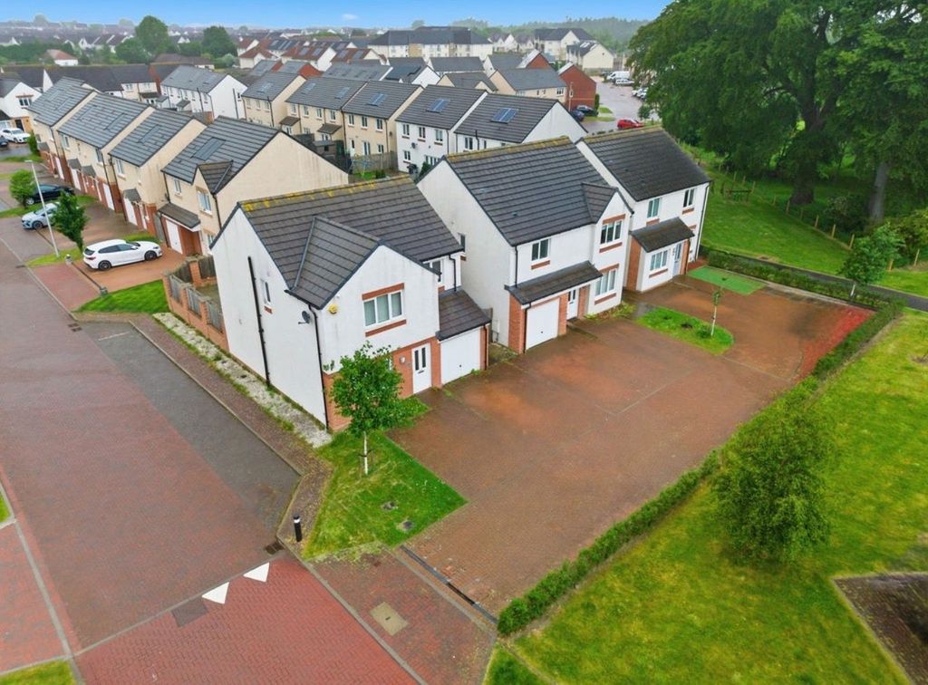 Property photo 2 of 31