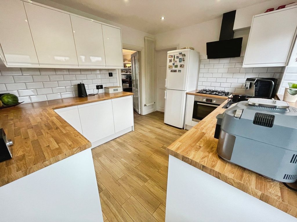Property photo 3 of 20 Kitchen