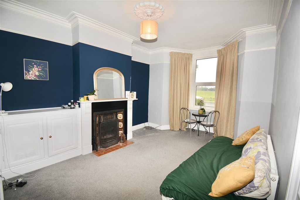 Property photo 3 of 6 Lounge