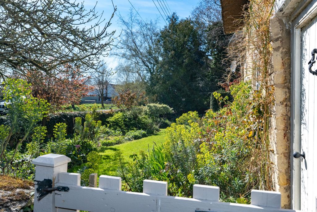 Property photo 2 of 39 Charming Front Garden