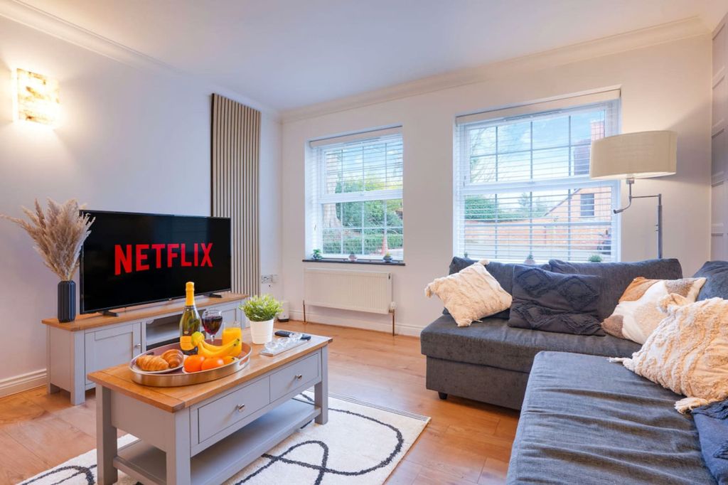 Property photo 1 of 21 Living Room