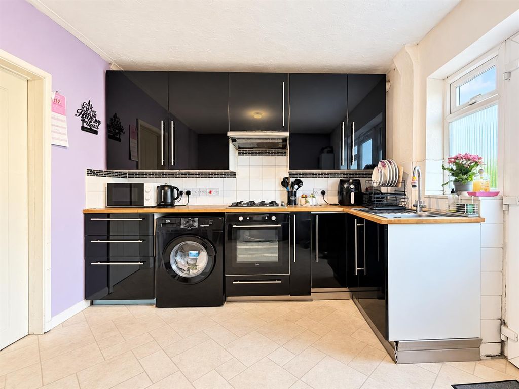 Property photo 3 of 10 Kitchen