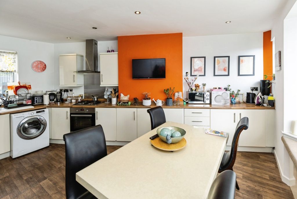 Property photo 2 of 16 Kitchen/Dining
