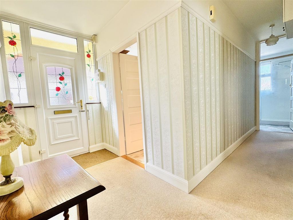 Property photo 3 of 20 Entrance Hall: