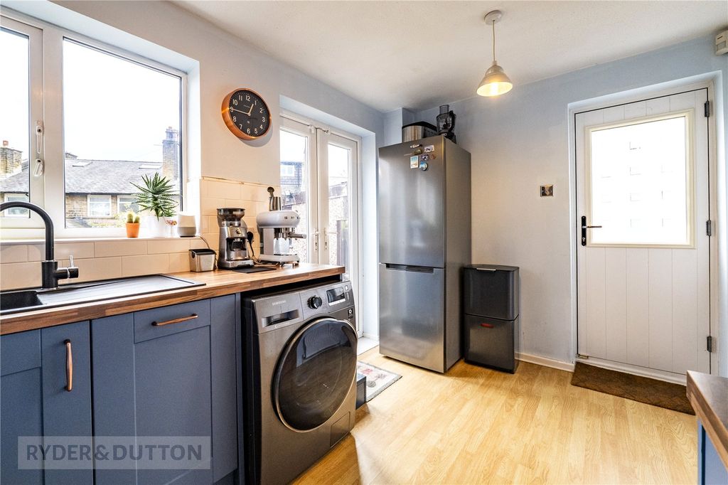 Property photo 3 of 18 Kitchen