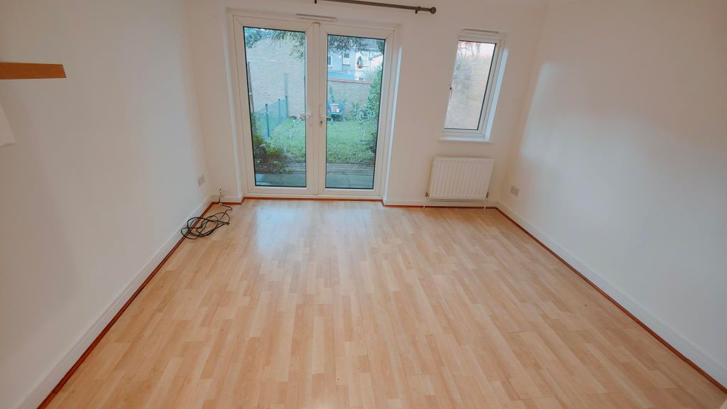 Property photo 3 of 8 Lounge