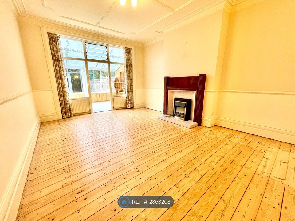 Property photo 3 of 33 Lounge